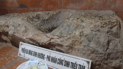 Ngôi đền thiêng thờ tảng đá in hình đầu người, câu chuyện phía sau khiến ai cũng cảm động