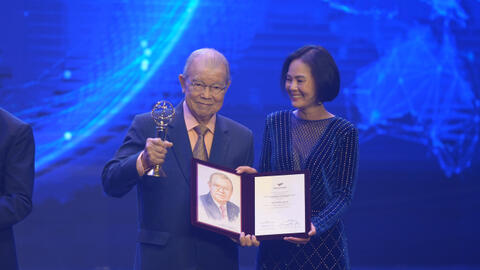 Nữ giáo sư gây ấn tượng với thần thái nổi bật tại Lễ trao VinFuture 2023 là ai?