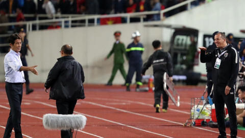 Trợ lý HLV Thái Lan có thể bị phạt vì hành động kỳ thị với HLV Park Hang Seo