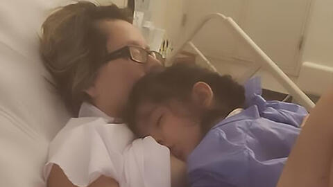 Con kêu đói, người mẹ đang sống thực vật bỗng tỉnh lại kéo áo lên cho con bú