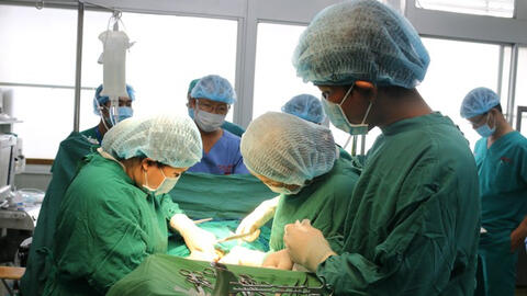 Mổ đẻ thành công cho sản phụ mắc ung thư vòm mũi họng khi đang mang thai, cứu sống cả mẹ lẫn con