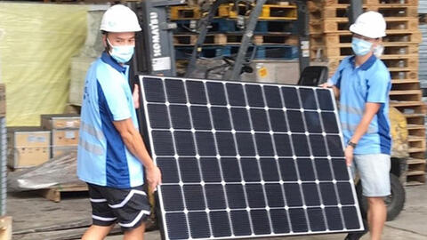 Hai diễn viên đình đám TVB làm công nhân bốc vác