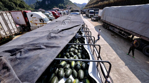 Toàn cảnh hàng ngàn xe tải chở nông sản đang mắc kẹt tại cửa khẩu Lạng Sơn
