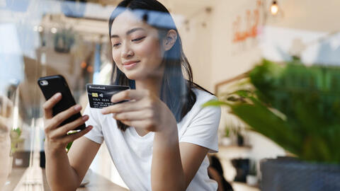 Trước khi quẹt thẻ tín dụng mà không biết hỏi câu này, dễ "mất tiền oan"!