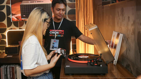 Cận cảnh mâm than JBL Spinner BT và loa JBL Authentics tại AVShow 2023