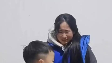 Con gái vừa gào khóc vừa mắng em trai nhưng mẹ không hề cản mà còn quay clip rồi cười, biết lý do cả cộng đồng mạng cười theo!