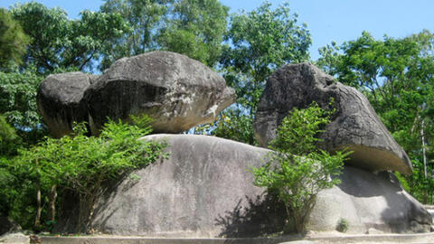 Đến núi Trường Lệ, nghe Hòn Trống Mái "kể lại" câu chuyện về tình yêu đôi lứa