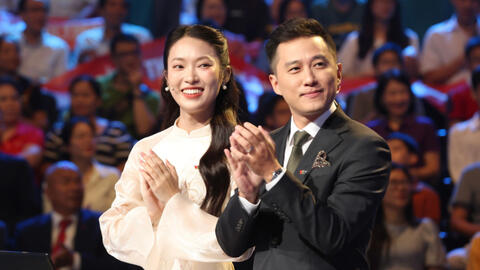 Năm ngoái bị chê "dẫn nhạt" và nói vấp, MC Khánh Vy thể hiện thế nào tại Chung kết Olympia 2023?