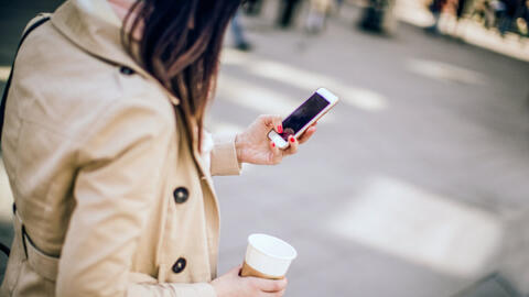 Chấn thương do sử dụng điện thoại di động khi di chuyển đang có xu hướng tăng nhanh ở giới trẻ.