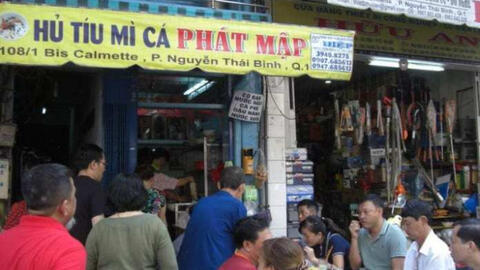 Quán hủ tiếu mì cá 75 tuổi ở Sài Gòn: Phát Mập