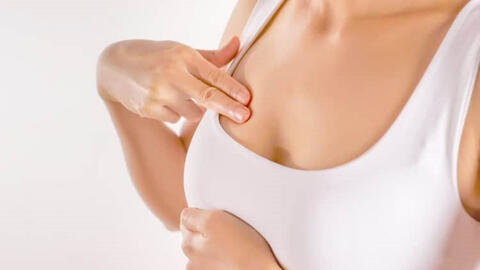 Cách tự kiểm tra ngực và 7 dấu hiệu cho thấy bạn cần đến gặp bác sĩ