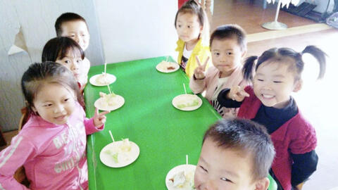 Bà mẹ chất vấn nhà trường khi phát hiện duy nhất con trai không được ăn bánh, lời giải thích khiến chị phải xin lỗi