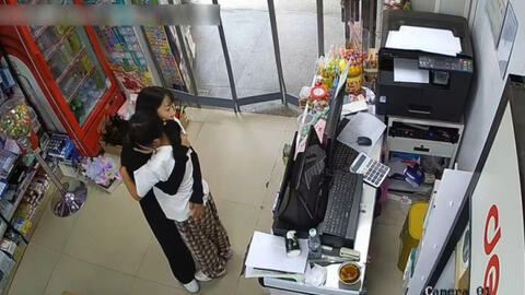 Thấy mẹ mặc áo đen, con gái bỗng nhiên bật khóc, biết lý do ai cũng xúc động: "Em bé lớn, biết thương mẹ rồi"