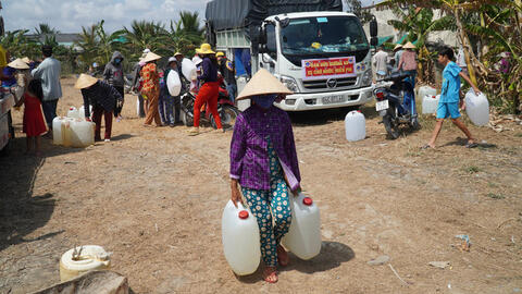 Nông dân miền Tây xếp hàng dài chờ nước ngọt trong cảnh hạn mặn