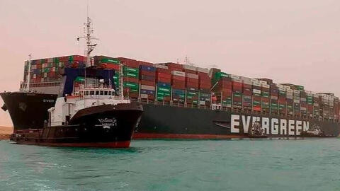 Kênh đào Suez vẫn tắc nghẽn nghiêm trọng, tàu chở dầu và khí đốt chuyển hướng đi