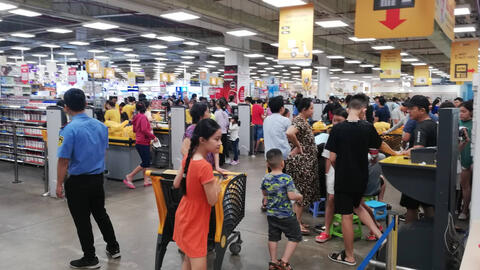 Lễ Quốc khánh 2/9: Siêu thị, trung tâm thương mại chật kín người