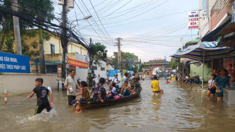 Cần Thơ cho học sinh nghỉ học, người dân TPHCM ngụp lặn tới khuya vì triều cường