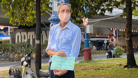 Thầy giáo Tây cầm biển xin hỗ trợ tiền mua đồ ăn ở TPHCM