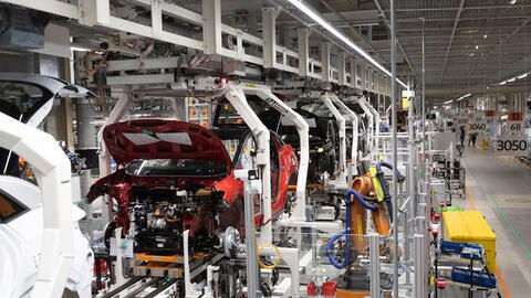 Căng thẳng giữa Nga và Ukraina đe dọa thị trường phụ tùng ô tô, chip, dầu hướng dương