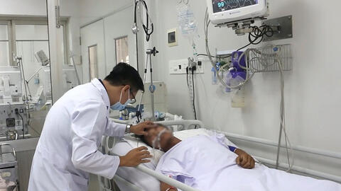 Người đàn ông "ôm" rắn hổ mang vào viện cấp cứu vì cần tiền đóng học cho con