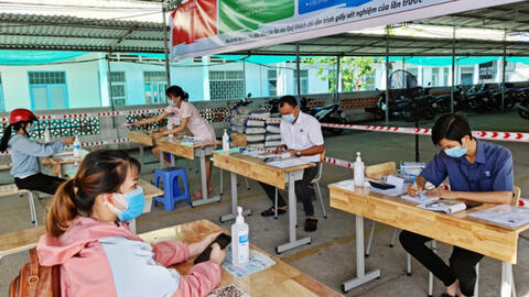 Tài xế chở hàng đường dài gặp nhiều khó khăn với giấy xét nghiệm Covid-19