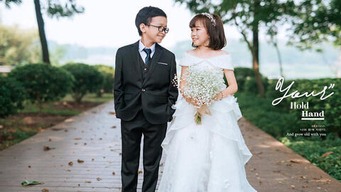 Bộ ảnh cưới đáng yêu của cặp vợ chồng tý hon khiến người xem xúc động