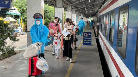 Đón hàng nghìn người dân về Quảng Bình bằng tàu lửa