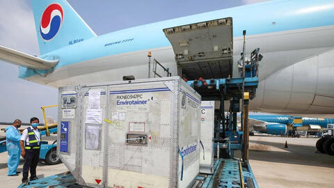 Cận cảnh lô vaccine COVID-19 vừa về Việt Nam