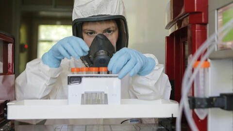 Nga công bố video ghi lại công đoạn sản xuất vắc xin phòng Covid-19 đầu tiên trong nhà máy Binnopharm