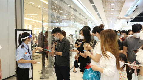 Giới trẻ TP.HCM xếp hàng chờ 'săn sale' đêm trước thềm Black Friday