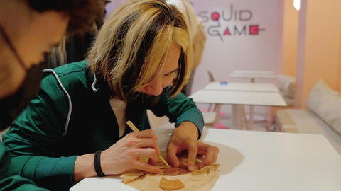 Trò chơi tách kẹo đường trong Squid Game đã lan tới châu Âu
