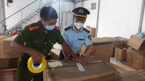 Kho chứa đồ chơi Trung thu nghi hàng Trung Quốc nhập lâu cực lớn bị triệt phá