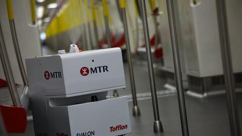 Hong Kong sử dụng robot để khử trùng các toa tàu phòng COVID-19