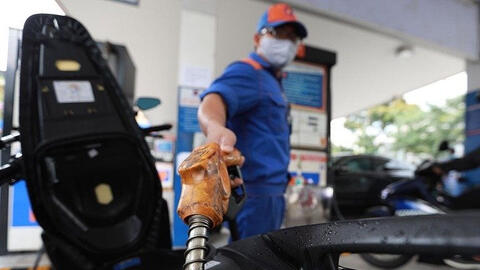 Giá xăng giảm hơn 800 đồng/lít