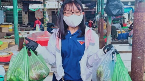 Đội shipper xanh giúp người dân đi chợ đảm bảo lương thực