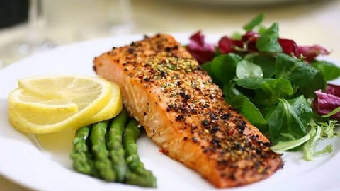 Món ngon mỗi ngày: Cá hồi áp chảo xốt tiêu