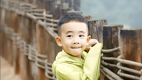 Nữ diễn viên nổi tiếng chia sẻ bài tập đặt câu của con trai lên mạng xã hội, chỉ 2 câu ngắn mà ai đọc xong cũng ôm bụng cười