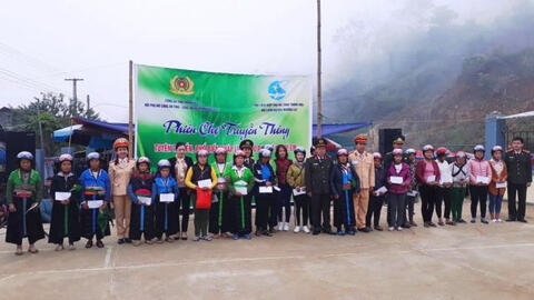 Ra chợ hướng dẫn luật cho chị em vùng cao