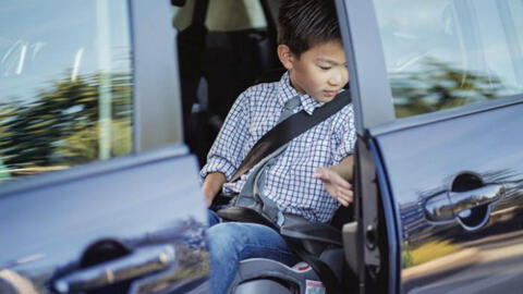 Bộ Công an đề xuất cấm trẻ dưới 12 tuổi ngồi ghế trước ô tô