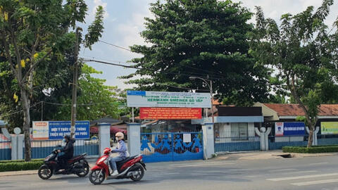 Giám thị yêu cầu học sinh cởi đồ để kiểm tra vì nghi mang thuốc lá vào trường