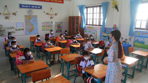 Những học sinh đầu tiên ở TP.HCM đi học trở lại sau 4 tháng giãn cách