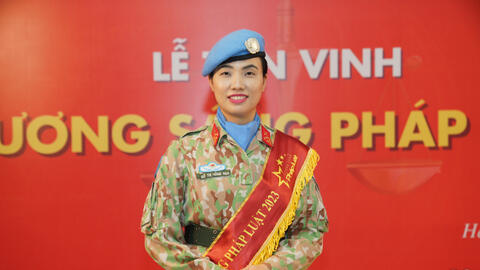 Nữ sĩ quan “mũ nồi xanh” lọt top 50 cá nhân được vinh danh Gương sáng pháp luật 2023