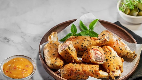 Món ngon mỗi ngày: Sườn cuộn bacon chiên mè