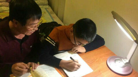 Phụ huynh ở Hà Nội chia sẻ: Tôi hối hận khi cho con học trường chuyên, hội phụ huynh đọc xong tranh cãi dữ dội