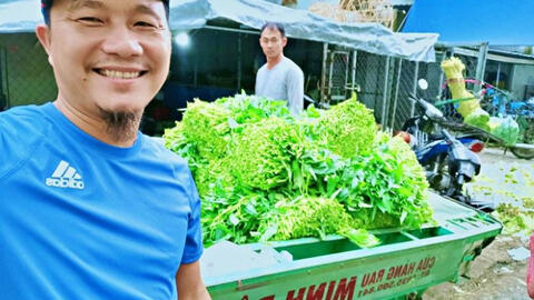 Bị chê "dại" vì không tăng giá mùa dịch, người đàn ông bán rau có cách trả lời khiến ai cũng nể
