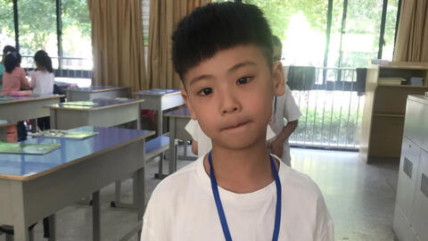 Cậu bé tiểu học làm bài toán tính giá tiền, viết 1 câu mà cô giáo cười nắc nẻ: Lớp có 10 em như này khéo bỏ nghề!