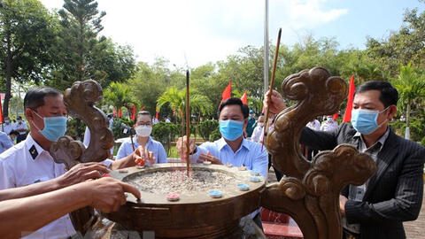 Đà Nẵng dâng hương, thả hoa đăng tưởng niệm các liệt sỹ tại đảo Gạc Ma