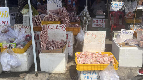 Rùng mình hình ảnh thịt lợn, thịt bò "bẩn" giá vài chục nghìn, bày tràn lan ngoài vỉa hè: Coi chừng nhiễm khuẩn, ung thư vì ham rẻ