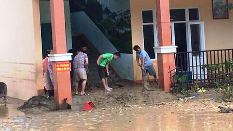 Thầy cô ở Trà Leng gian nan cạo núi bùn, dọn trường sau lũ