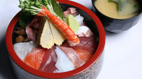 Lạ miệng với cơm thố thập cẩm Chirashi